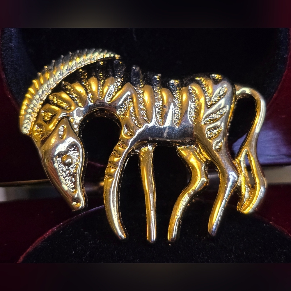 VINTAGE GOLD TONE ZEBRA BROOCH PIN ESTATE